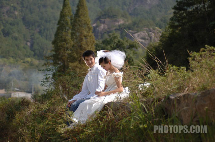 婚纱照片,PS调出靓丽青绿色效果的户外婚纱照片