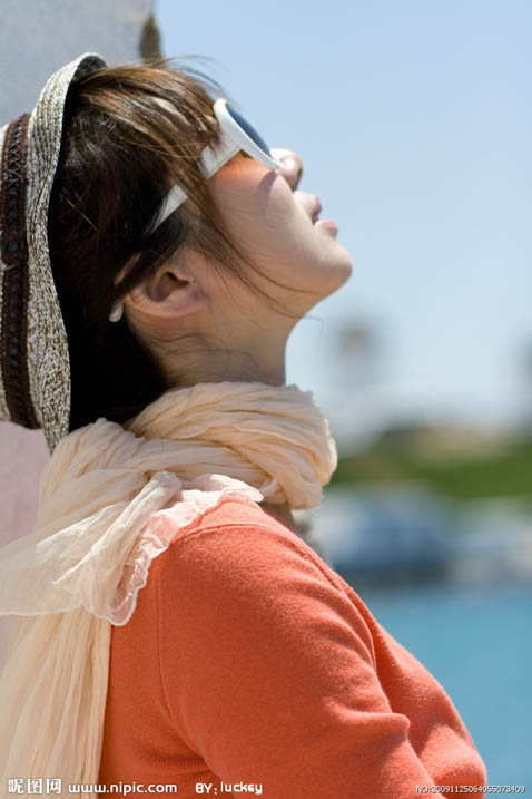 使用Photoshop调色打造成柔美淡黄色效果的外景人物照片