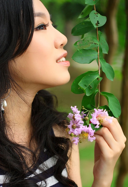 Photoshop调出柔美粉紫色效果的外景人物照片调色教程