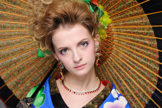 Photoshop调出古典红黄暖色调的人物照片调色美化教程