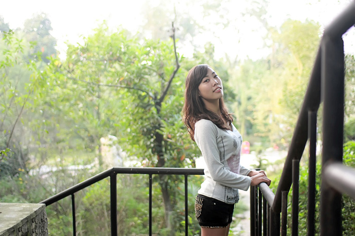 Photoshop调色打造柔和紫红色效果的外景人物照片