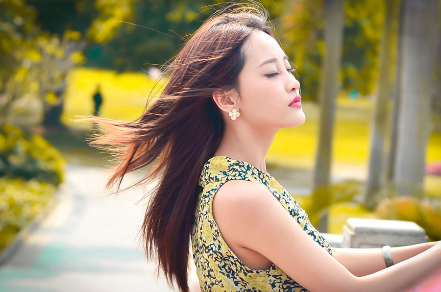 Photoshop人物抠图教程:快速抠出光线不均匀的美女头发